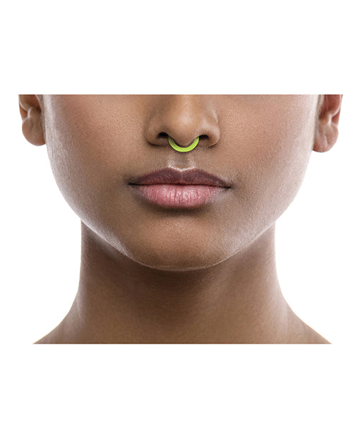 Rave Ring NRG Single Sachet Energy Scent Yellow worn on the septum of a model, showcasing its vibrant design.